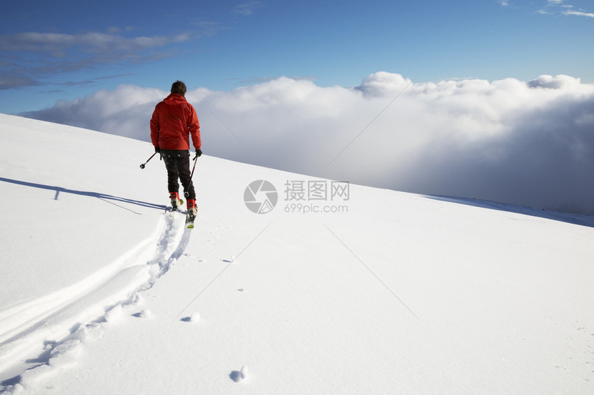 滑雪斜坡上的年轻男子滑图片