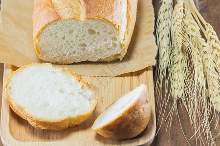 木材背景的面包和小麦有高清图片