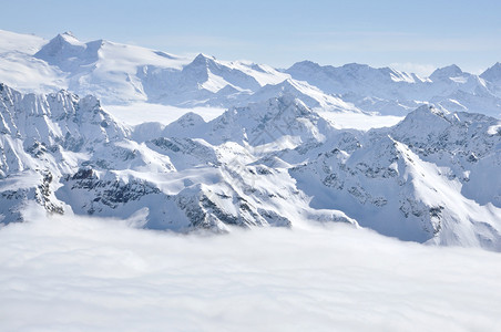 冬季阿尔卑斯山峰高图片