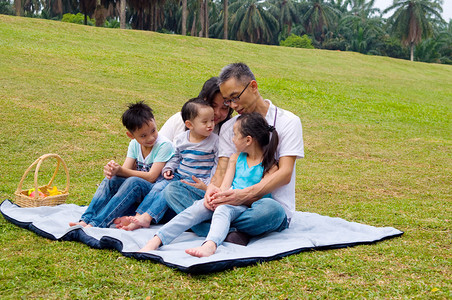亚洲家庭在户外玩得开心图片