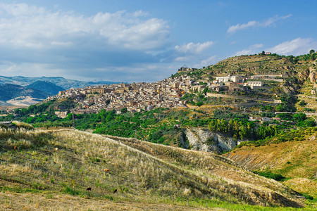 山顶典型的西里中世纪镇Sicilia图片