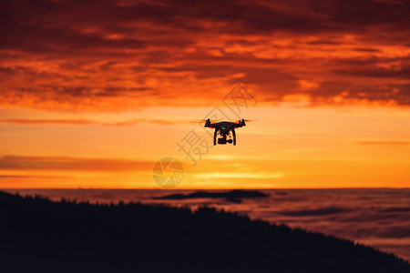 个人的无人机在空中飞行图片
