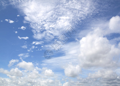 广阔的蓝天和云彩的天空图片