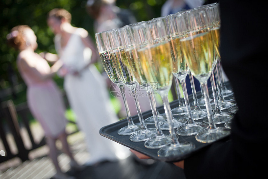 婚礼招待会用起泡酒或香槟图片