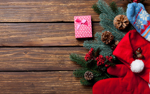 礼物盒和圣诞老人衣服木制背景上有树枝图片