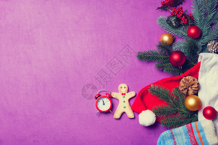 响闹钟和姜饼人圣诞节礼物图片