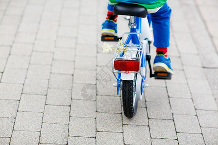 小孩骑着第一单车孩子们有闲暇活动图片