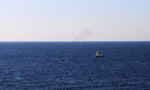 美丽的一艘帆船在蓝色的大海图片