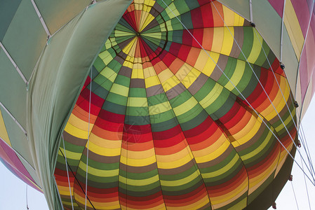 飞行中热气球的多色内饰背景图片