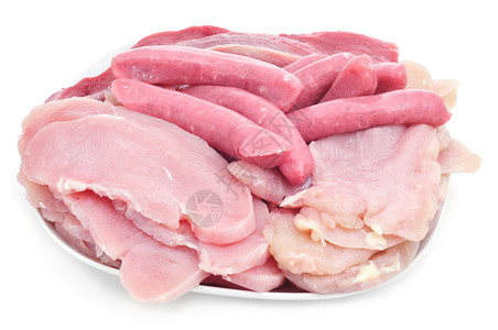 白底牛肉猪肉和火鸡片以及猪肉香肠等各种原肉的板块图片