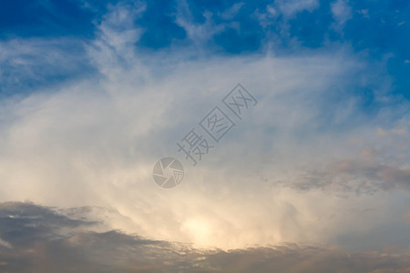 美丽的夕阳天空和云彩图片