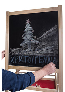 在白色背景的黑板粉笔上绘制的圣诞树图片