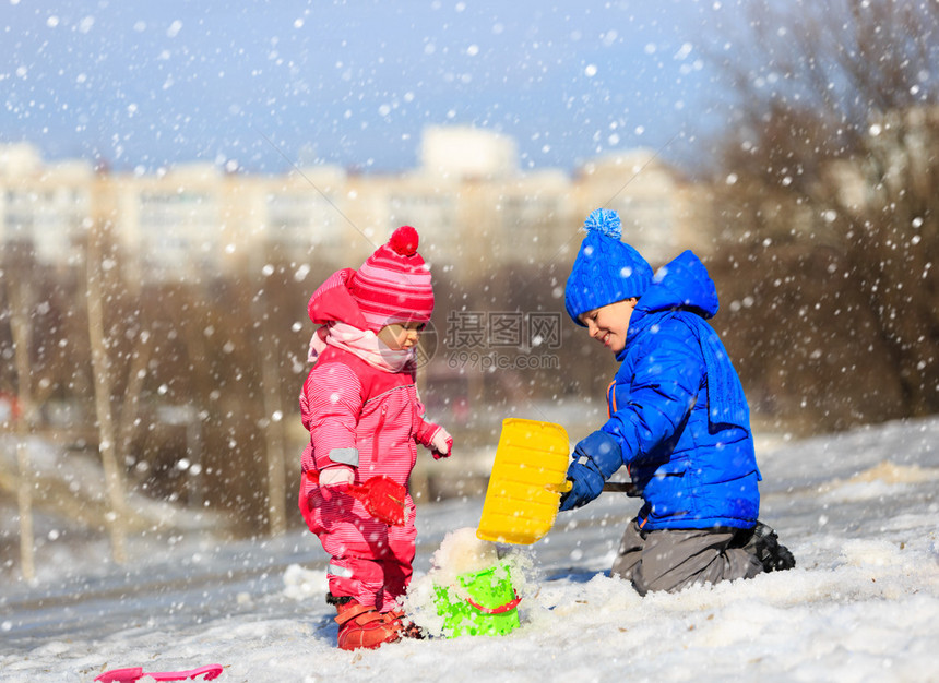 小男孩和女孩在冬天挖雪孩子图片