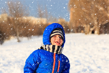小男孩享受冬天的下雪大自然孩图片