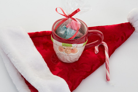 圣诞老人帽子上的糖果甘蔗糖果和巧克力在图片
