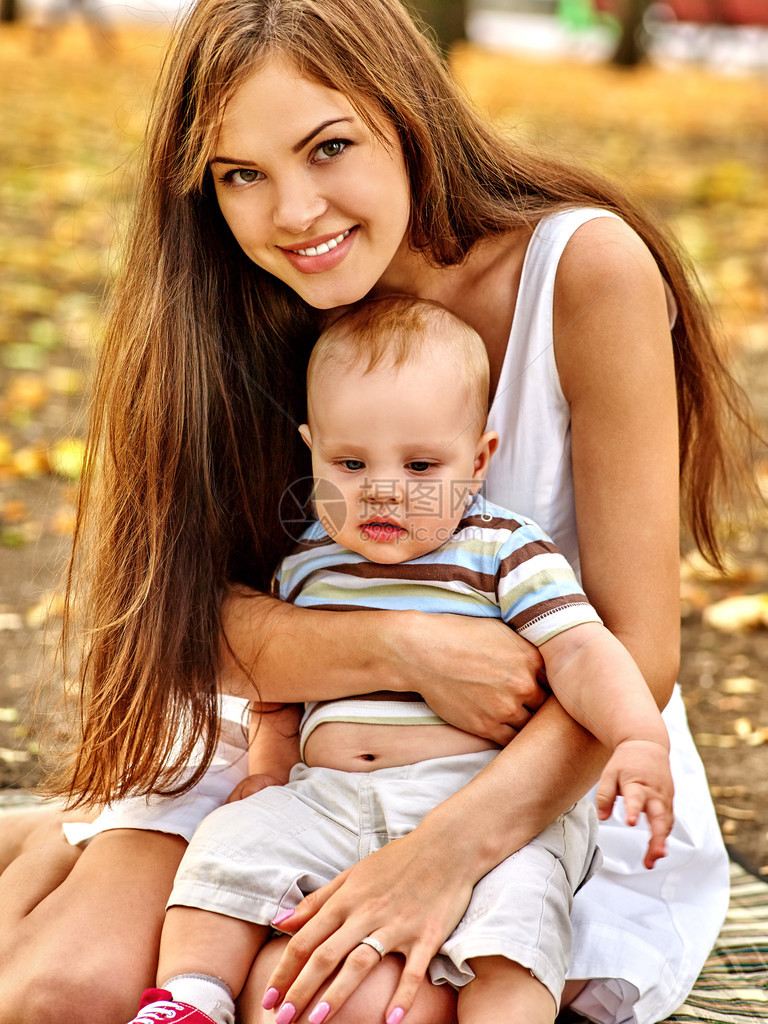 快乐慈爱的母亲的肖像和她的小儿子婴儿在图片