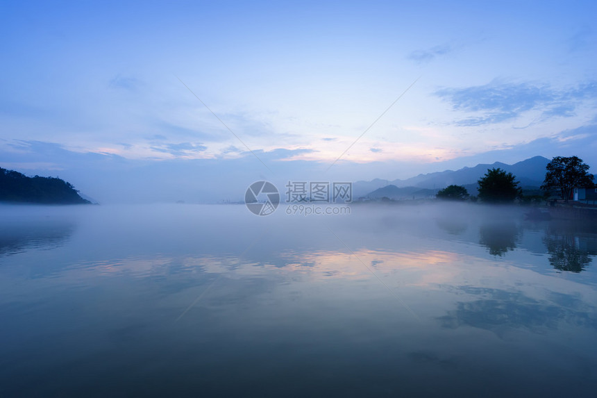 蓝天空中雾的湖泊图片