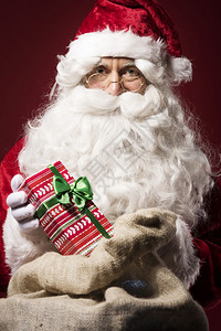圣诞老人从麻袋里拿礼物盒这图片