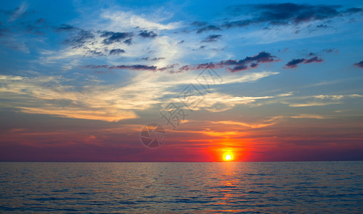 美丽的天空和海上的日落图片
