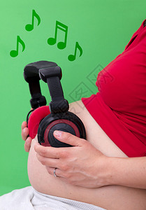肚子上戴着耳机的孕妇图片