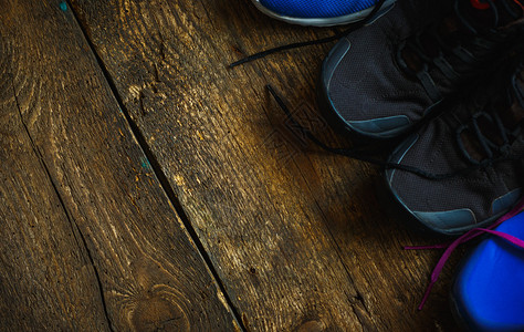 运动健身鞋子鞋类概念木制背景图片