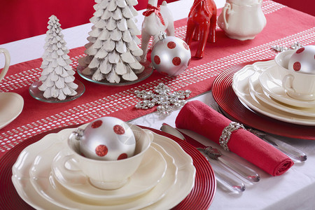 配有精美瓷器驯鹿和假日装饰品及装饰品的节日红白圣诞图片