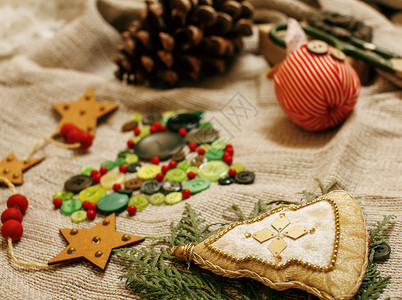 圣诞贺卡木制复古与手工礼物玩具饼干雪人圣诞老人纽扣心温暖的图片