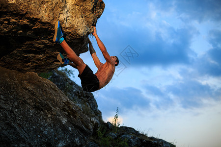 肌肉攀登者爬上悬崖图片