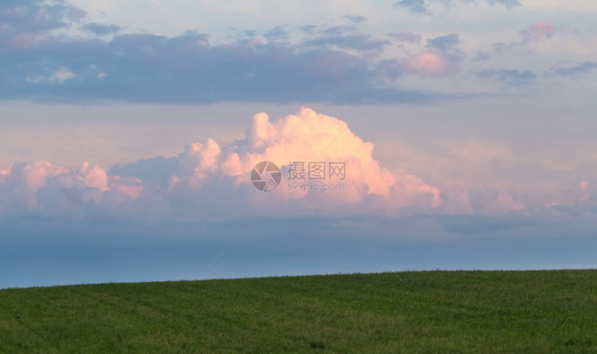 夜空中美丽的云彩风图片