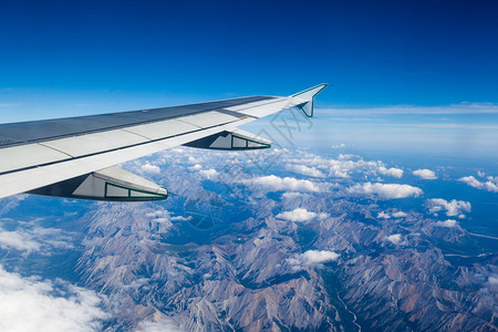 飞机窗外的风景显示飞机翼飞越云图片