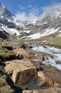 山水从Troumouse环状的石背景图片