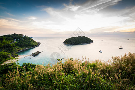 热带海洋景观泰国普吉有一个小岛地处图片