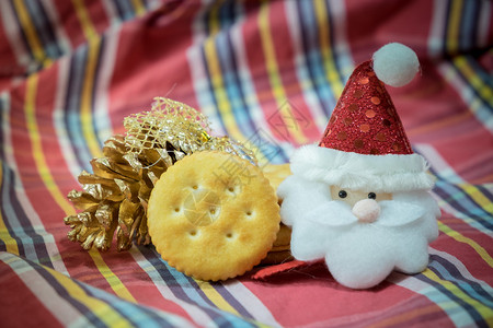 带有圣诞老人和松果红色背景的圣诞饼干图片