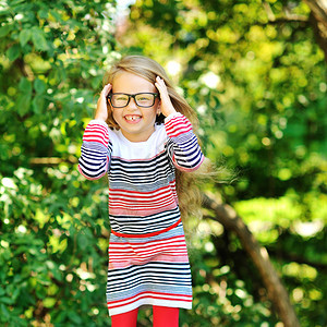 戴眼镜的可爱快乐小女孩图片
