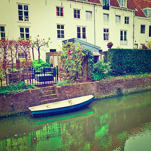位于荷兰Amersfoort堤岸城的旧荷兰之家Berth的船图片