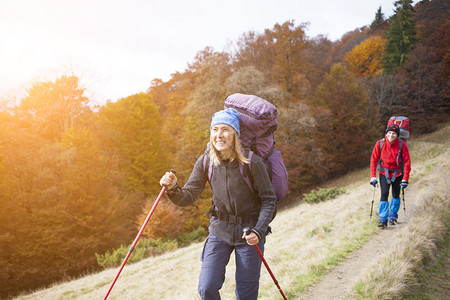 两个年轻的女人在山上旅行图片