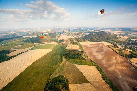 用热气球鸟瞰农田图片