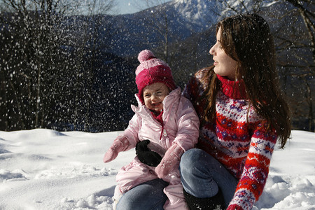 母女在雪地里玩耍下雪了背景图片