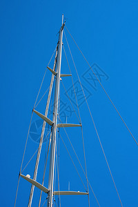 帆船桅杆的细节反对蓝色晴朗的天空图片