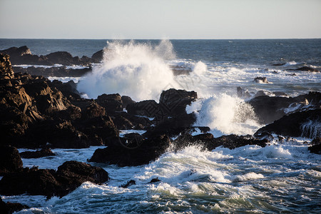 加利福尼亚北部崎岖的海岸线外岩石上发生了强烈的撞图片