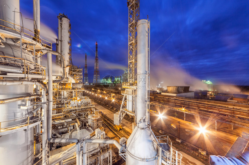 化工设备厂生产的氨和施氮对晚上的时间图片