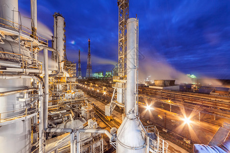 化工设备厂生产的氨和施氮对晚上的时间图片