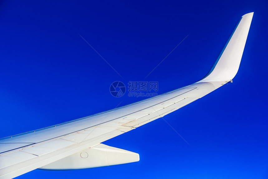 蓝天背景下的机翼图片
