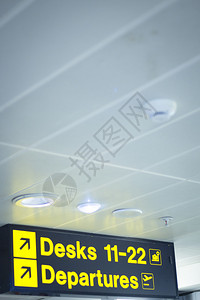 机场服务台的信息在光板上签字图片