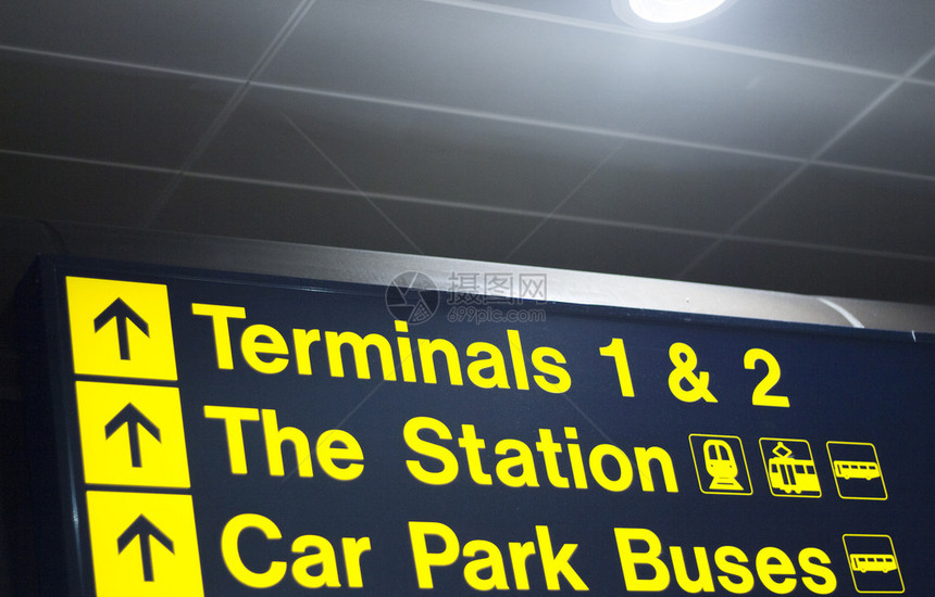 机场信息终端和车站信号灯光板小组指示空中旅行者离开休息室单图片