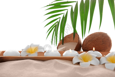 在沙滩上用蜡烛和梅花的椰子孤图片