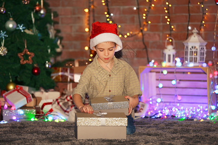 小男孩带着礼物盒圣诞节图片