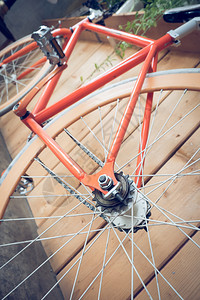 使用木墙停放的固定用具自行车固定装置图片