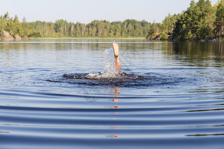 女人潜入夏湖水中图片