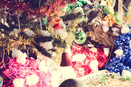 圣诞树上的铃和球图片